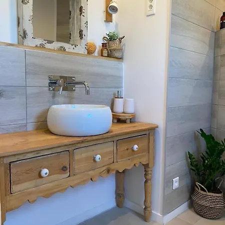 Le Pool House Oda ve Kahvaltı Nîmes